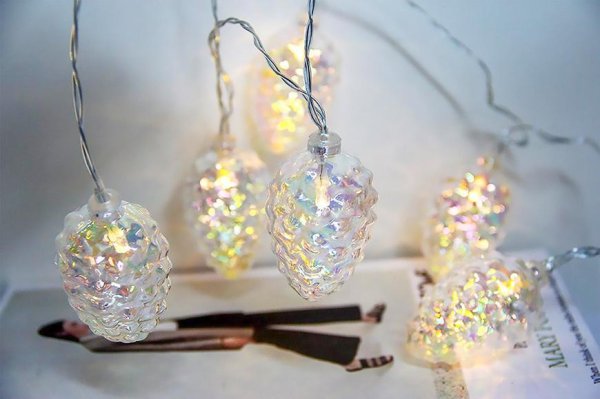 Reťaz MagicHome Vianoce Pine, 10 LED teplá biela, so šiškami, 2xAA, jednoduché svietenie, osvetlenie, L-1,35 m
